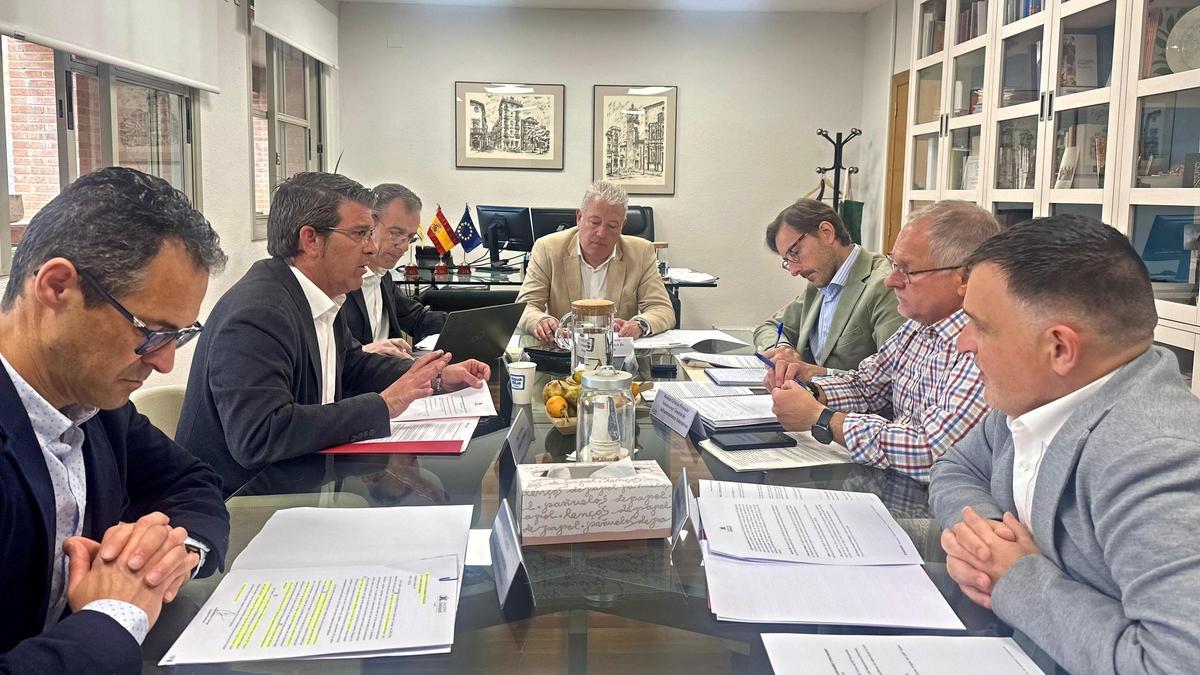 El alcalde de Ontinyent, Jorge Rodríguez, durante una reunión mantenida con el Secretario Autonómico de Educación, Daniel Mcevoy.