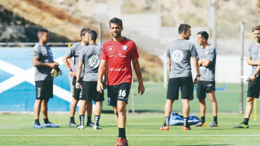 Arriba, Aitor, retirándose del campo; abajo, Dos Santos y Mazán.