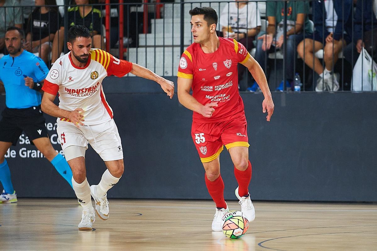 Antoniazzi conduce el balón en el Industrias-Córdoba Futsal.