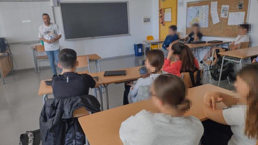 Educación en Ibiza: Policías tutores de Santa Eulària enseñan a alumnos a combatir el acoso escolar