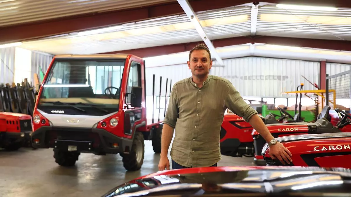 El vehículo agrícola a medida "made in Cangas" llega a todas partes: con ruedas elevadas para los arrozales de Valencia, con esparcidora de arena para campos de fútbol y hasta con grúa filmadora