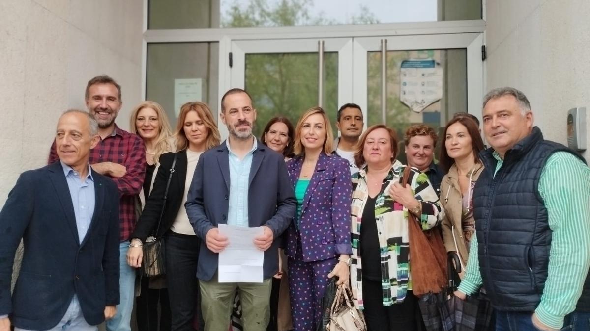 Los nuevos concejales del PSOE con Ángel García, en el centro, tras recoger las actas de concejal en el Juzgado de la Pola.
