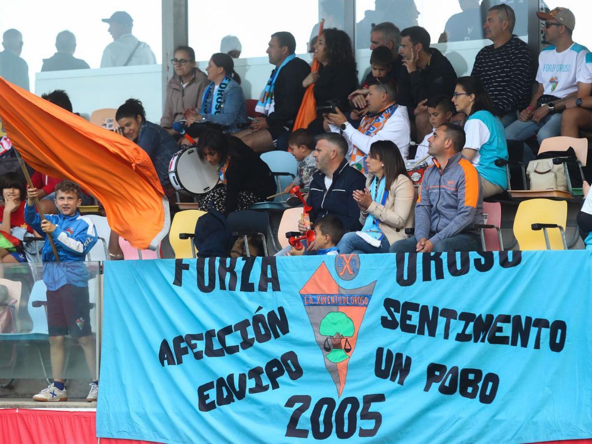 Aficionados del Oroso en las grades de A Senra en el día de ayer.