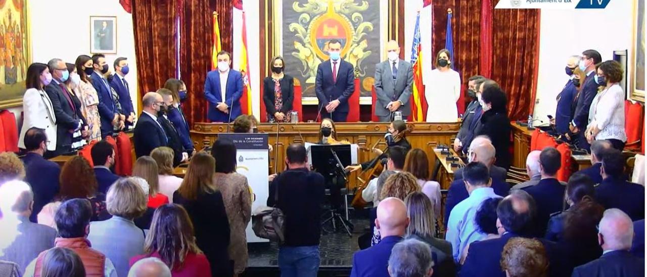 Inicio del acto, en el que se ha escuchado el Himno de Elche por un terceto de cuerda