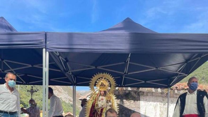 Fernando Nava, Adrián Pumares y José Antonio Roque, ante la imagen de la Virgen de la Salud, en Carreña (Cabrales).