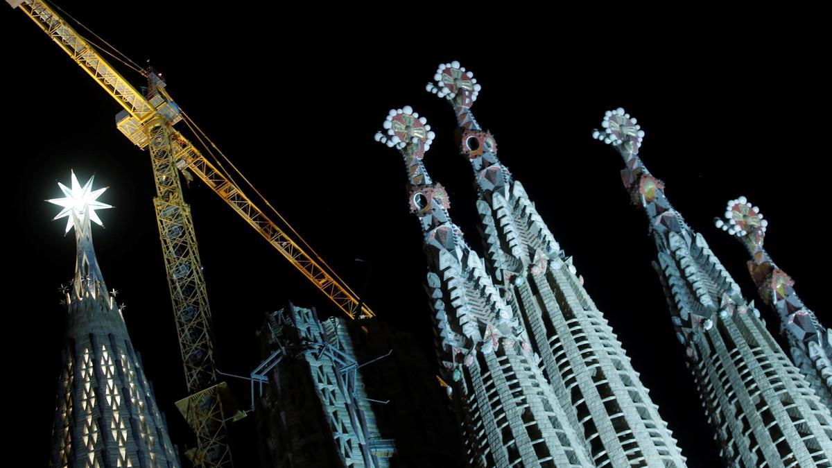 La Sagrada Familia enciende por primera vez la gran estrella de cristal