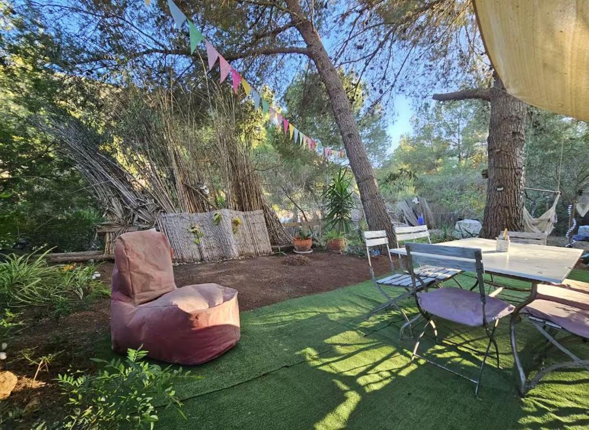 Galería: Alquilan una casa de madera en el bosque como vivienda turística en Ibiza