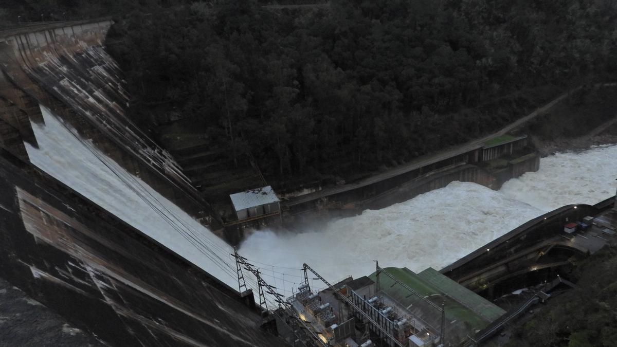 Embalse de Os Peares liberando agua.