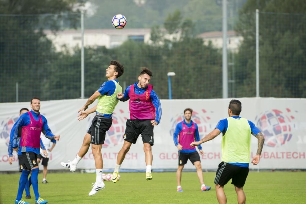 Entrenamiento del Real Oviedo con la visita del boxeador Aitor Nieto