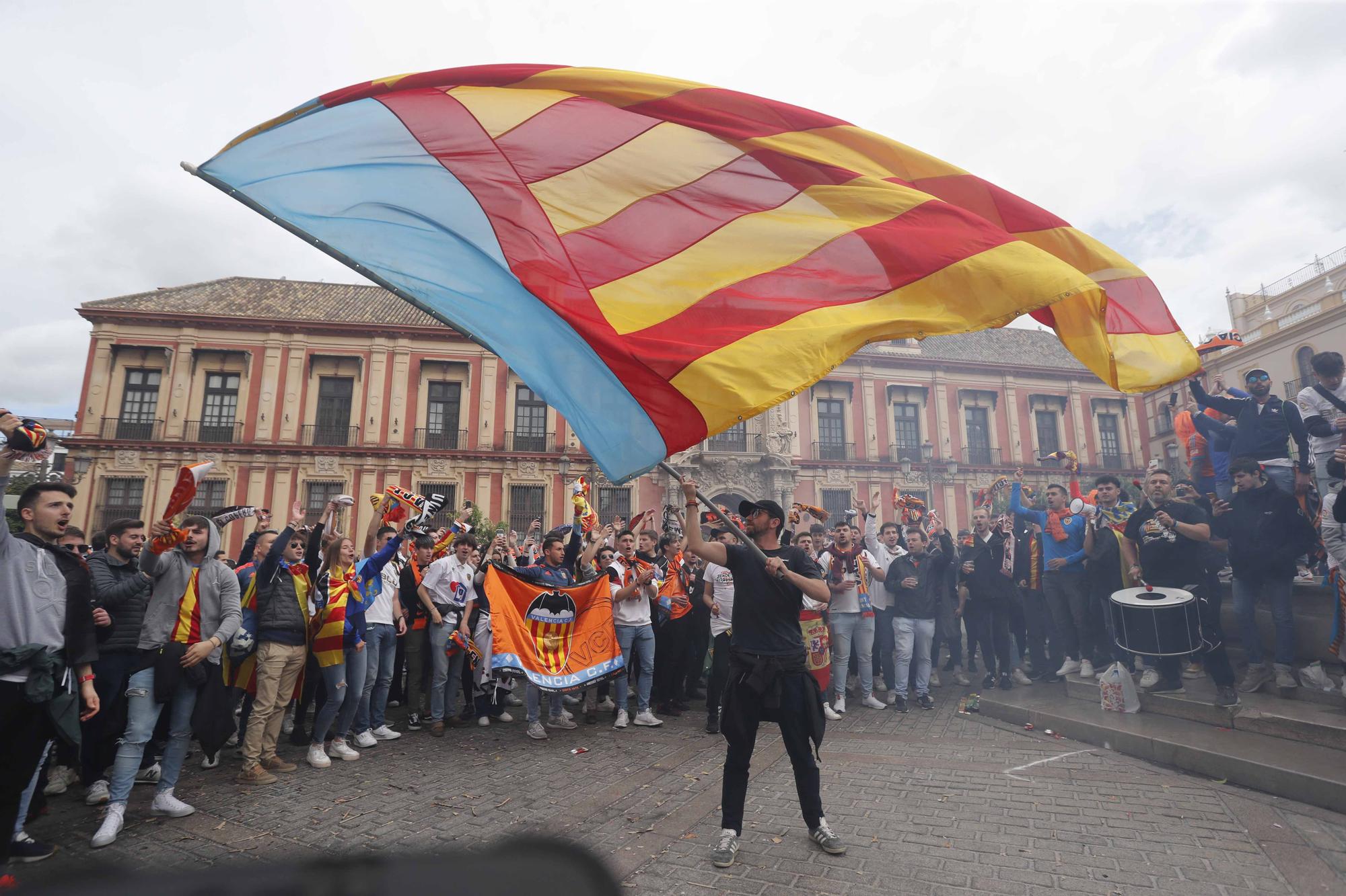 La afición del Valencia CF vibró y sufrió con sus ídolos en Valencia y en Sevilla