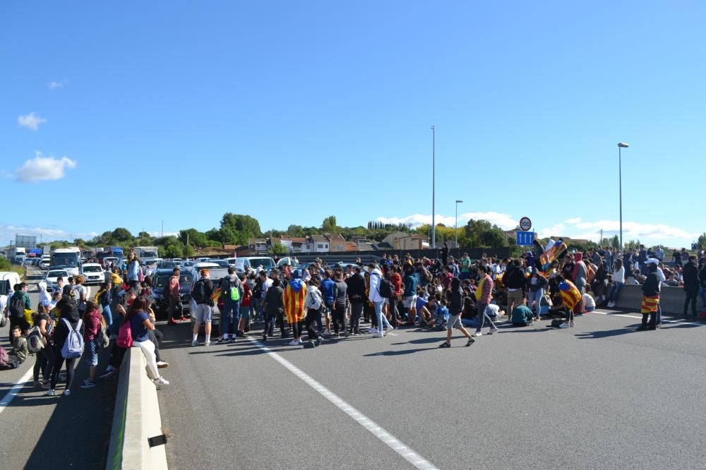 Els estudiants buiden les aules i tornen a tallar el trànsit a Manresa