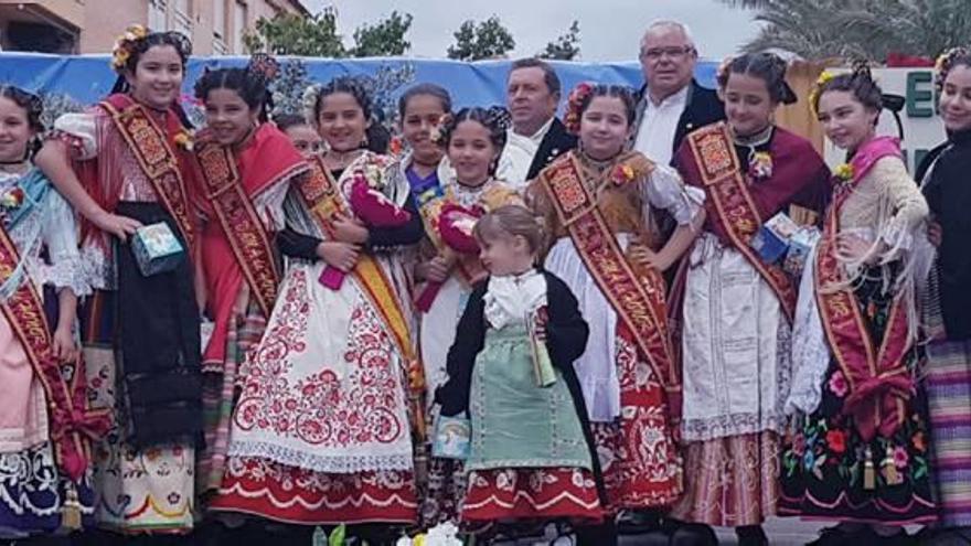 Menú y folclore con grupos infantiles en Llano de Brujas
