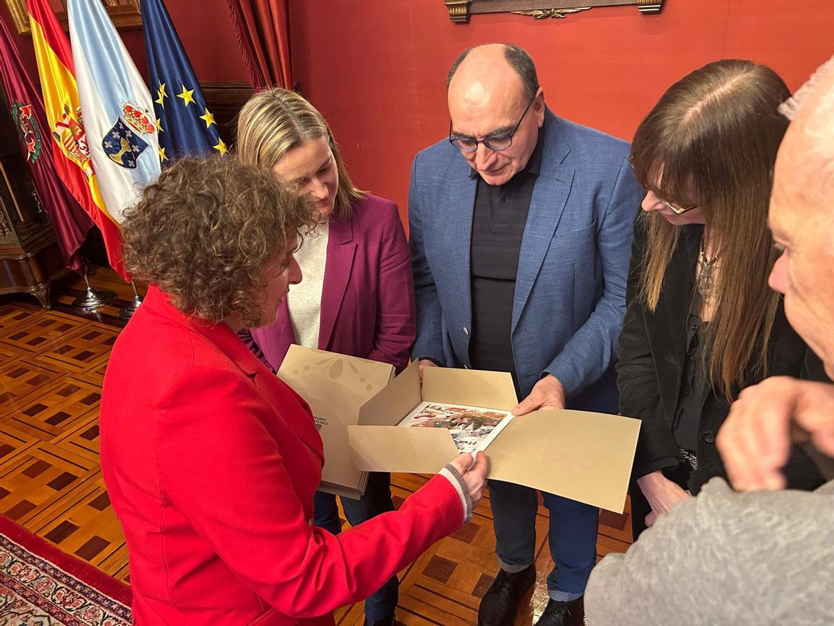 A alcaldesa e a concelleira de Cultura agasallan o xurado cunha lámina de María Meijide