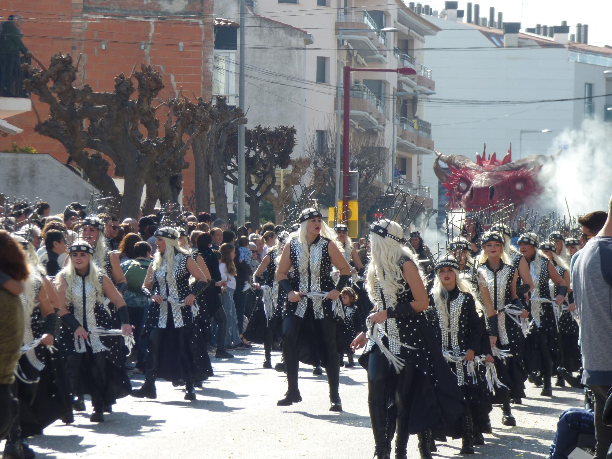 L'Escala vibra amb una rua de carnaval carregada d'imaginació