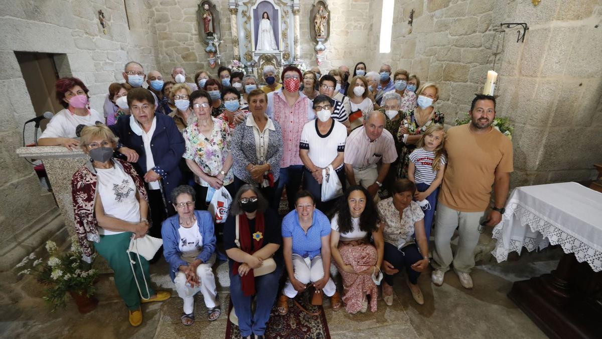 Los feligreses de Meder, en Salvaterra de Miño, ayer con Almudena Suárez (en el centro) 