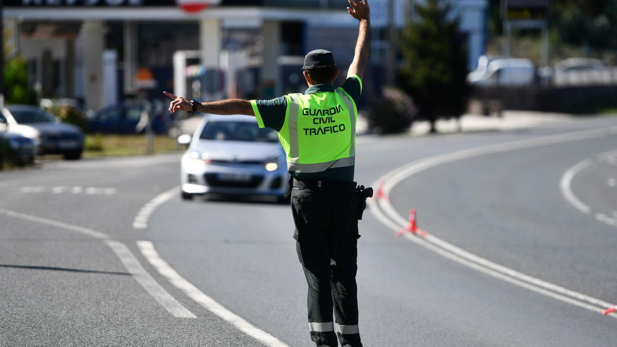 Un agente de la Guardia Civil en un control de tráfico.
