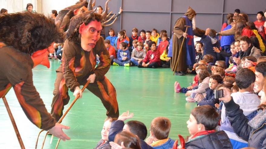 Los protagonistas de la fiesta bailan frente a los niños.