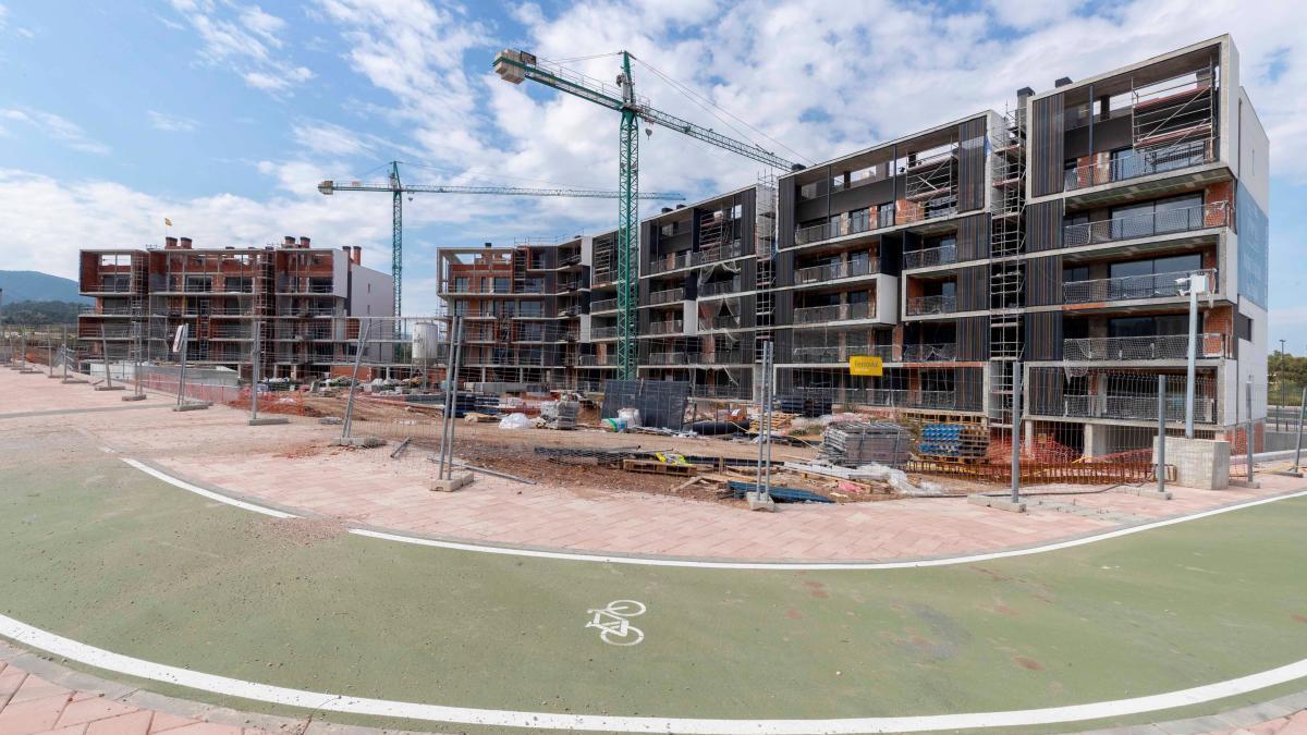 Un edificio en construcción en El Palmar a donde no han acudido los albañiles.