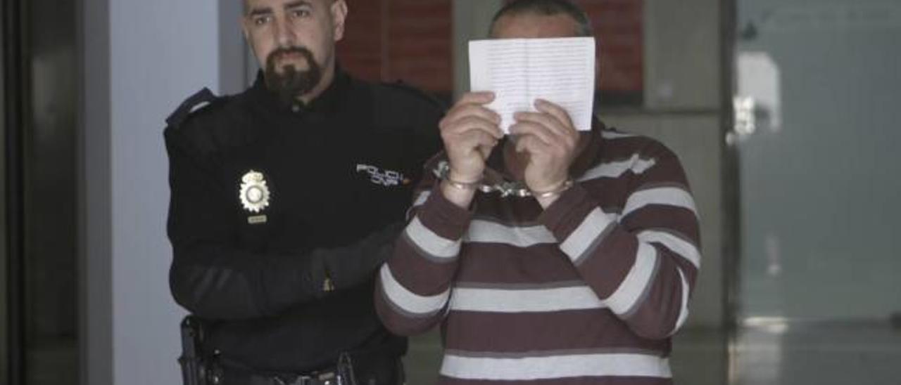 El arrestado por el crimen del Secar de la Real, Juan R.T., de 44 años, es conducido a la cárcel de Palma desde los juzgados.