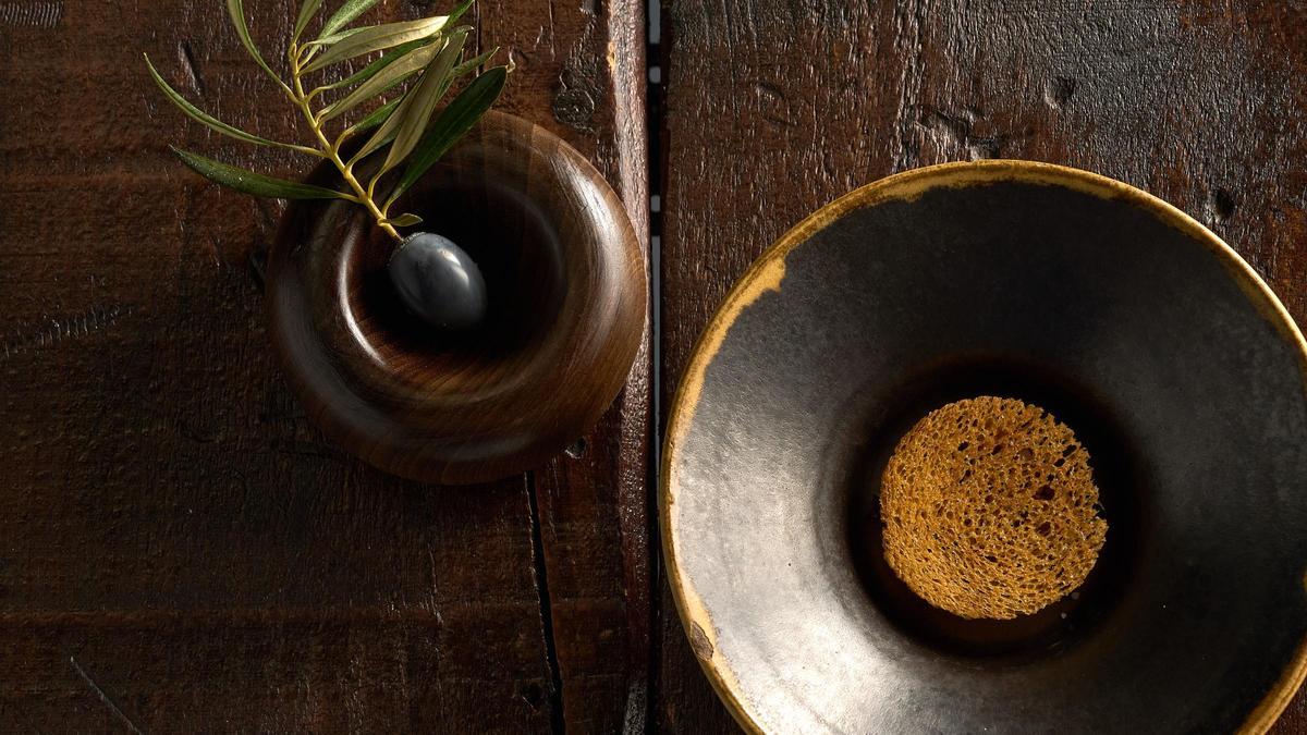 El helado de aceituna negra con 'brioche' y cremoso de chocolate de Gente Rara.