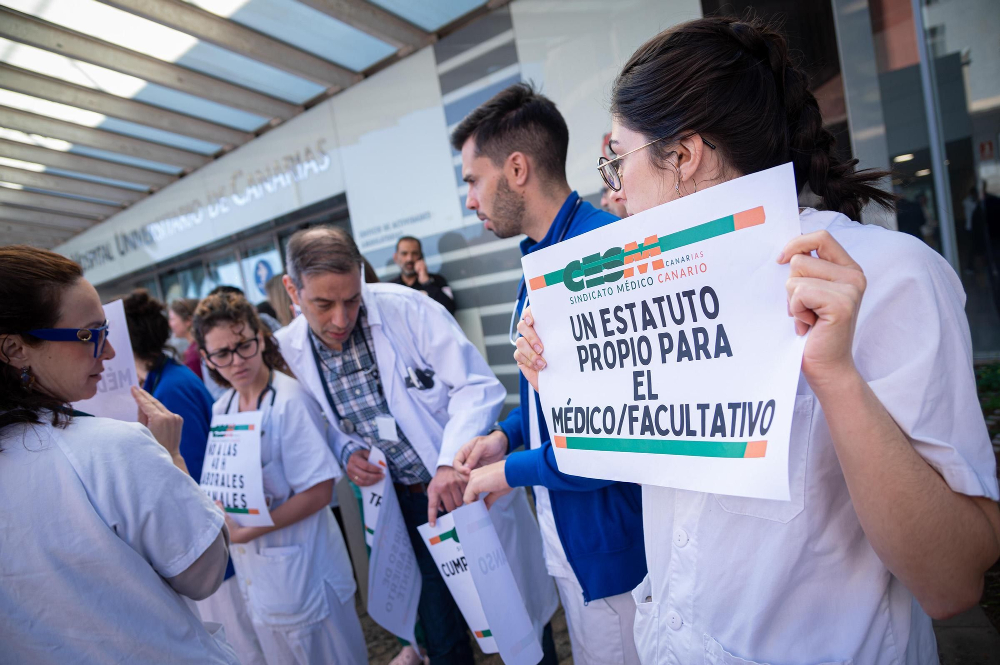 Manifestación por el cambio de condiciones de médicos por parte del Ministerio por fuera del HUC