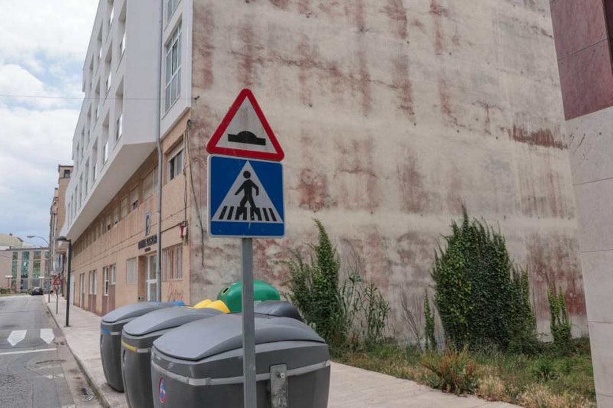 Contenedores situados al lado del asilo.