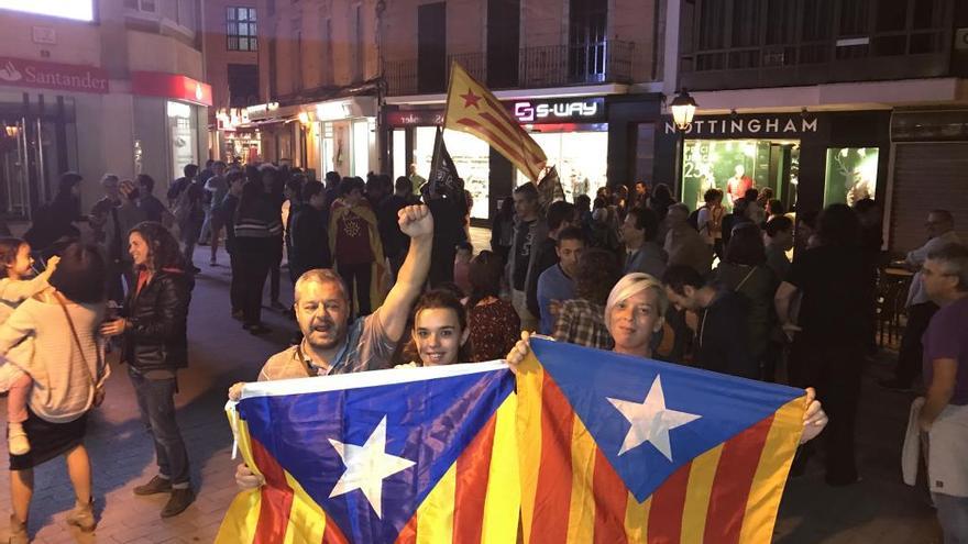 Unas cien personas dan la &quot;bienvenida a la República de Cataluña&quot; en Manacor