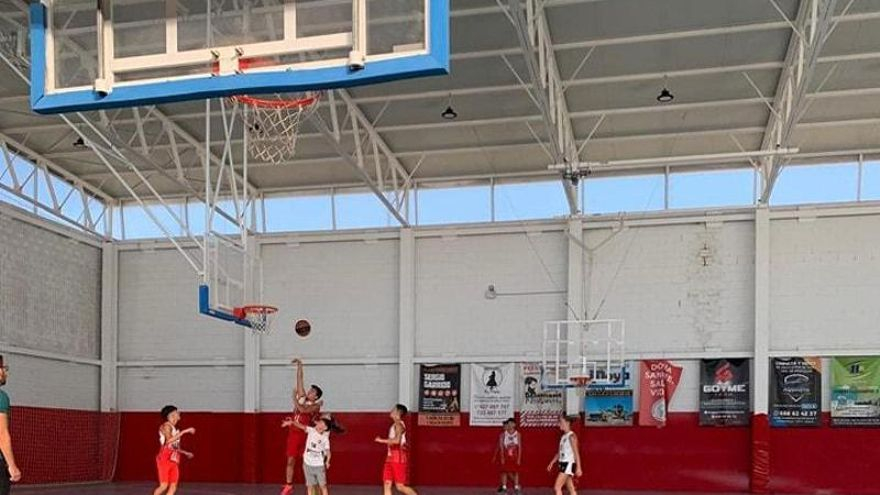 Varios chicos y chicas juegan un torneo de baloncesto en un año anterior en Montehermoso.