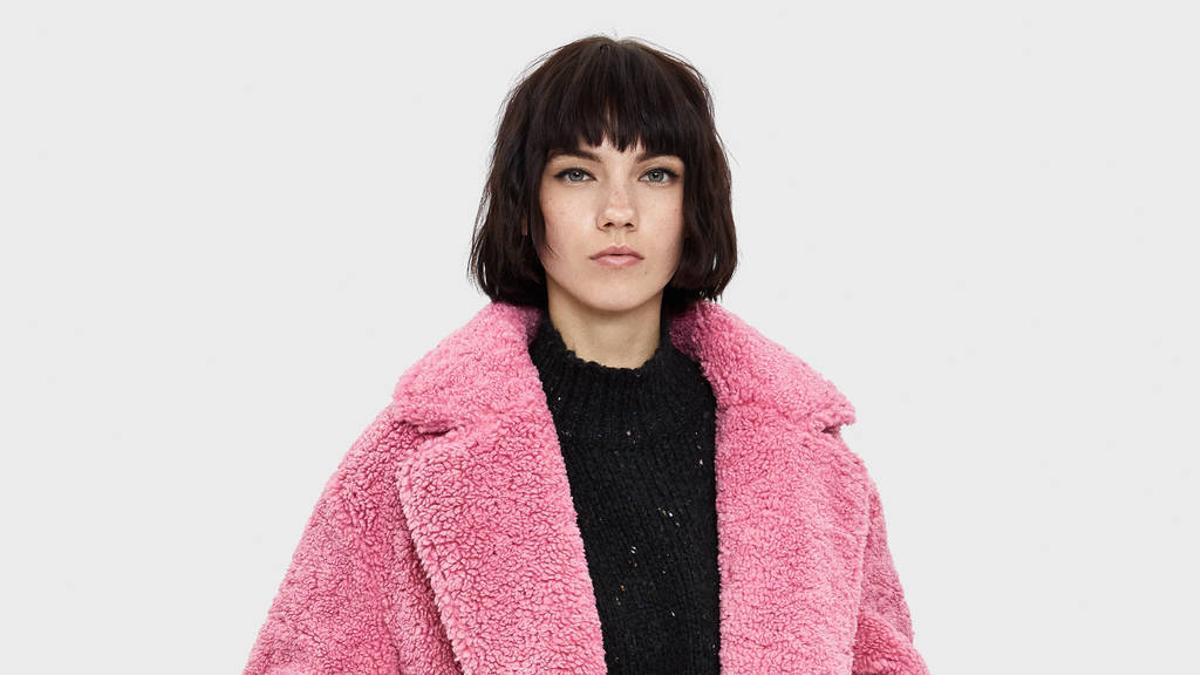 Abrigo rosa de de Bershka que no querrás quitarte de encima en todo el invierno