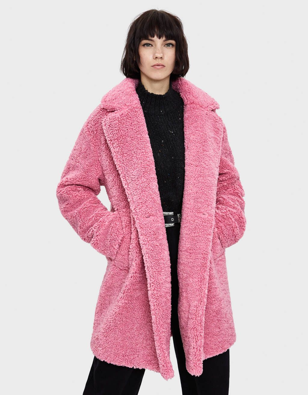Bershka tiene la versión low cost del amoroso abrigo rosa con el que Chiara  Ferragni nos está dando envidia desde Disneyland Paris - Woman