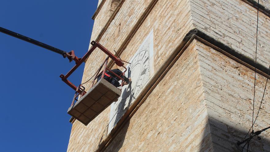 El reloj del campanario de Binissalem vuelve a marcar las horas tras una compleja restauración