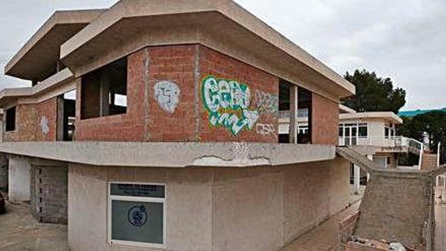 Edificio con okupas en Cala de Bou.