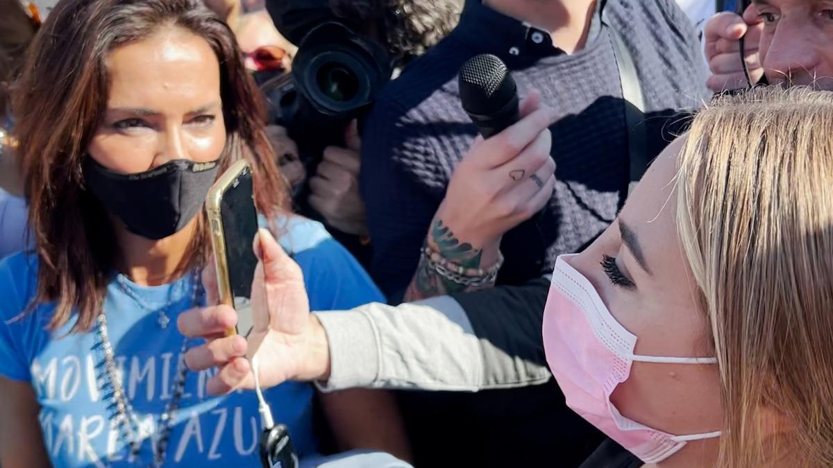 Rocío Flores y Olga Moreno juntas en la concentración que &#039;la marea azul&#039; ha protagonizado esta mañana en Málaga.