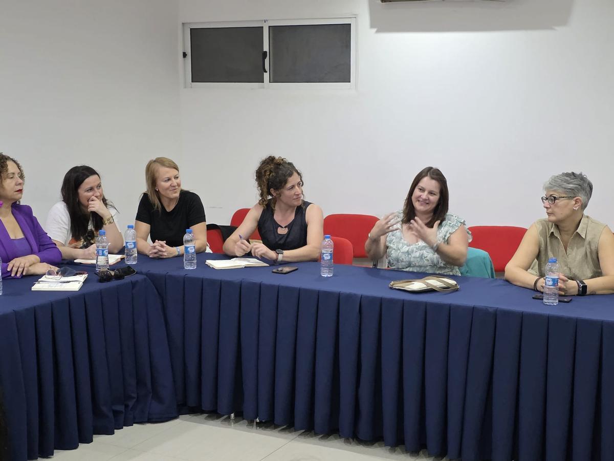 Araceli Gestido (segunda derecha) en una de las reuniones ayer.