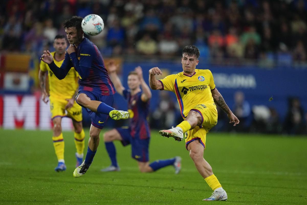 Adrián Liso ejecuta un disparo con la oposición de Pedri, jugador del Barcelona.