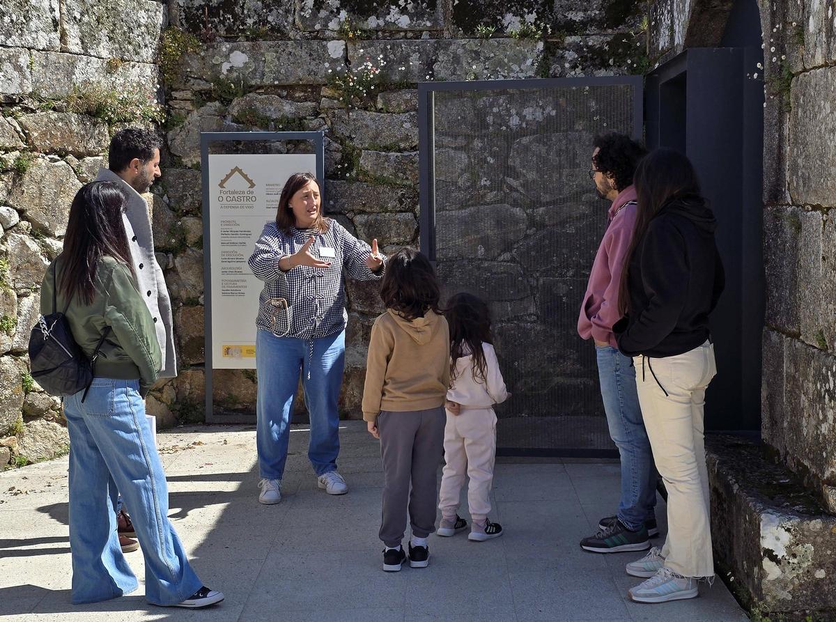 La guía Marta Lorén explica a un grupo de visitantes los secretos de la fortaleza de O Castro.