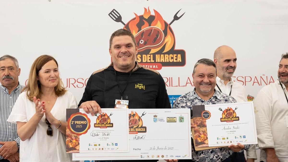 Entrega del reconocimiento del segundo puesto a la mejor parrillada de España a Antonio Zuasti, del Asador Iñaki de Málaga