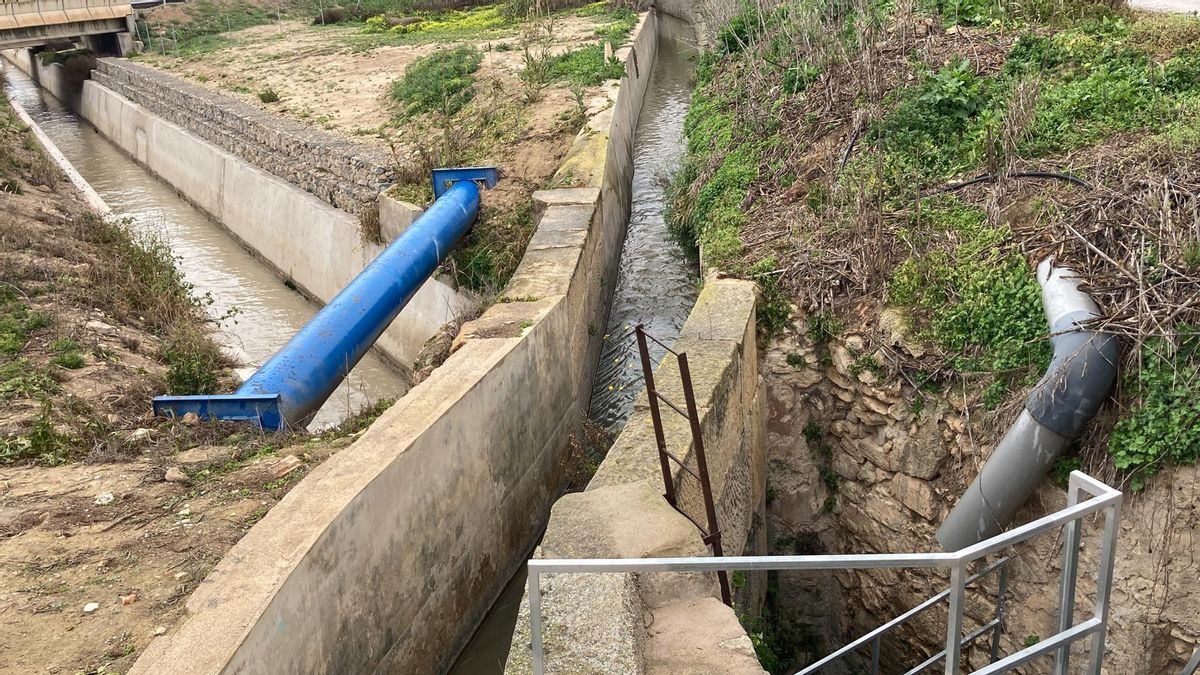 Trazado renovado de la Acequia Mayor, a la izquierda. En primer término, el encabalgamiento de la Acequia Vieja de Almoradí sobre la Mayor de Alfeitamí