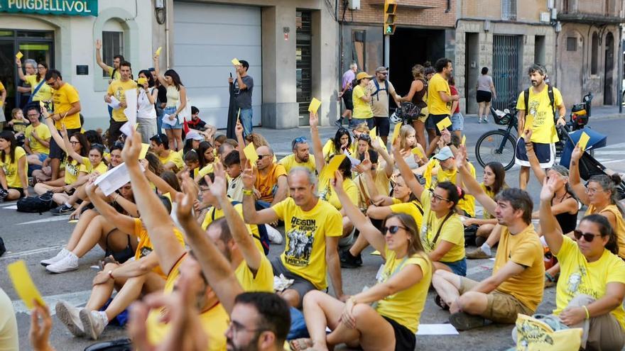Mestres i professors de la Catalunya central alcen la veu en la vaga del primer dia de curs: "Cada vegada és més difícil fer classe"