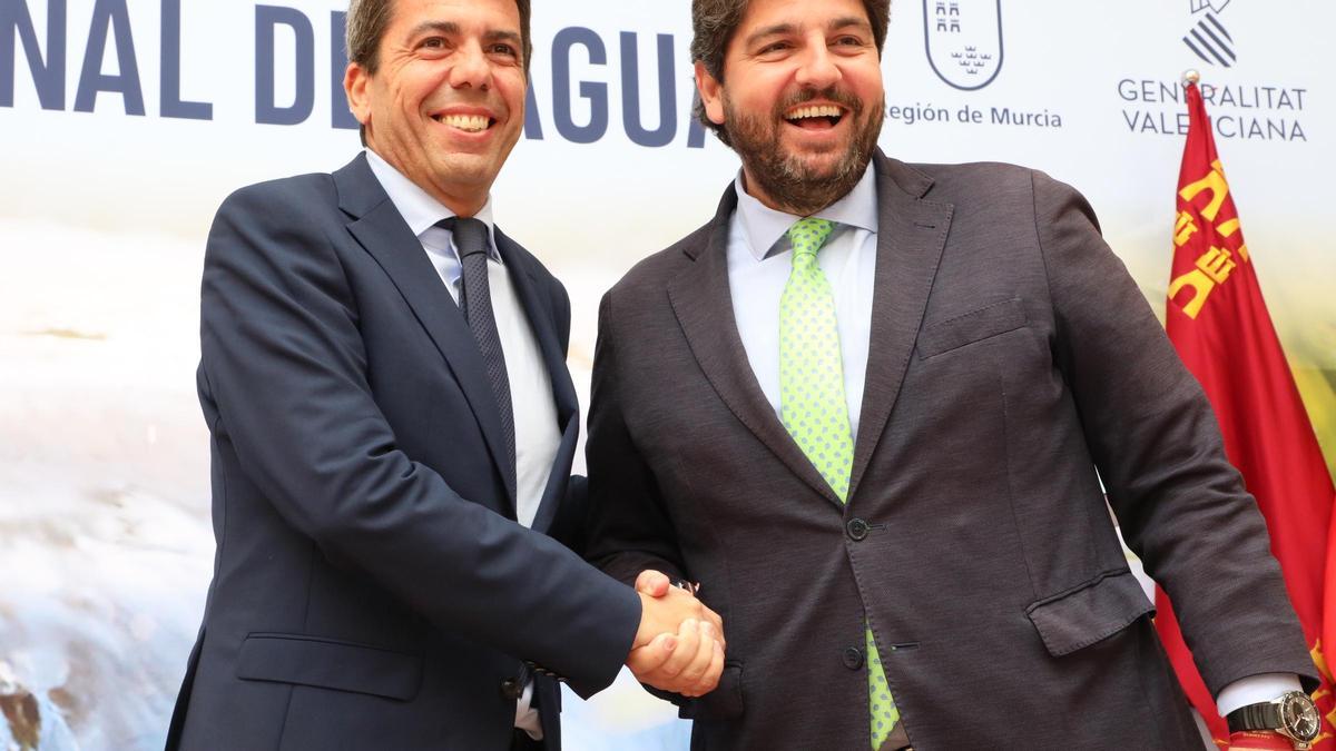 Los presidentes de la Comunidad Valenciana y Murcia el día que firmaron su alianza en defensa del agua.