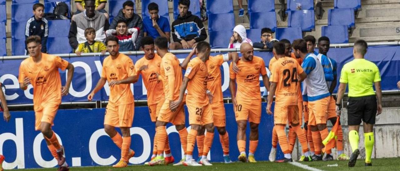 Los futbolistas de la UD Ibiza celebran el tanto de penalti de Ekain (a la derecha), este sábado ante el Real Oviedo en el Carlos Tartiere. | LALIGA