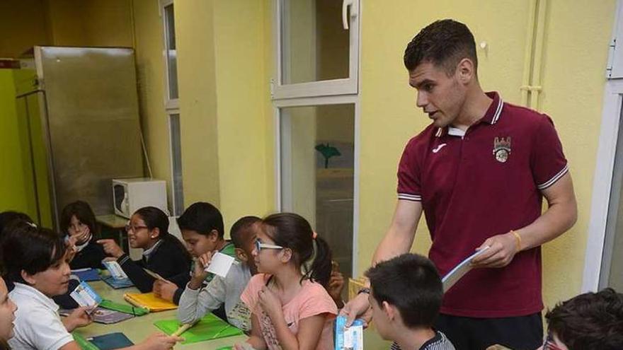 Edu, repartiendo entradas en el CEIP Barcelos. // R.V.