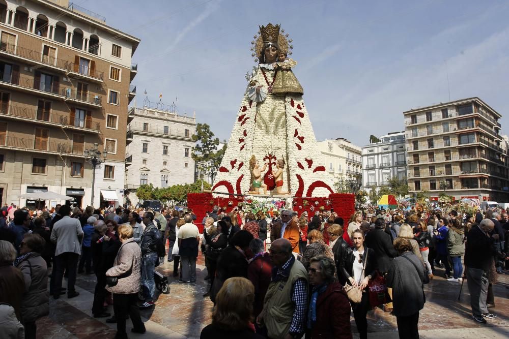 Ambiente en la Plaza de la Virgen.