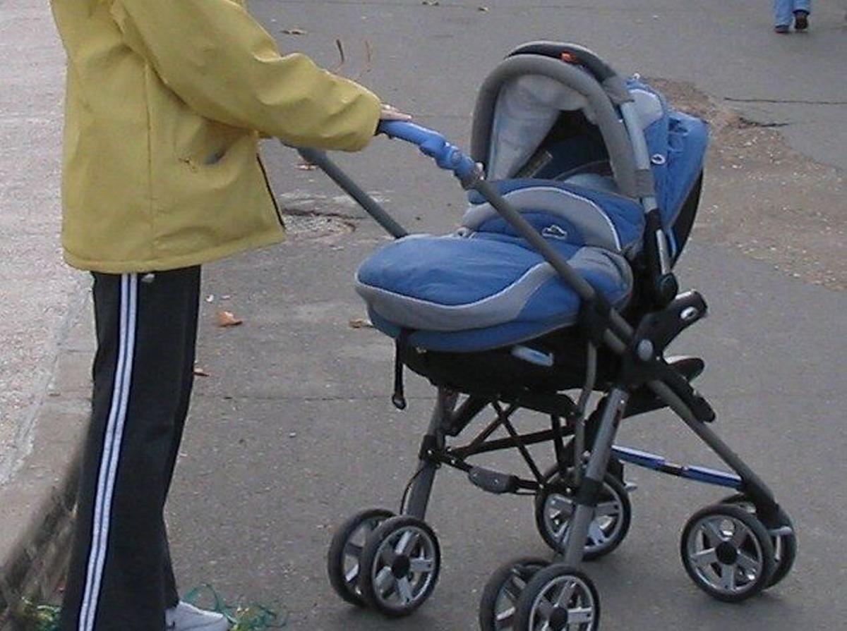 Un carrito de bebé.