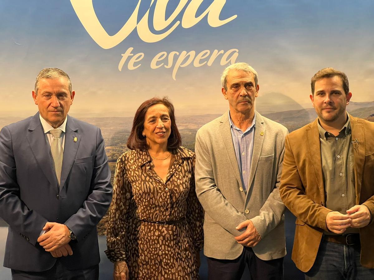Ángeles Medina y Francisco Rodríguez, con el presidente de la Diputación y el diputado de Turismo, Javier Faúndez y Víctor López.