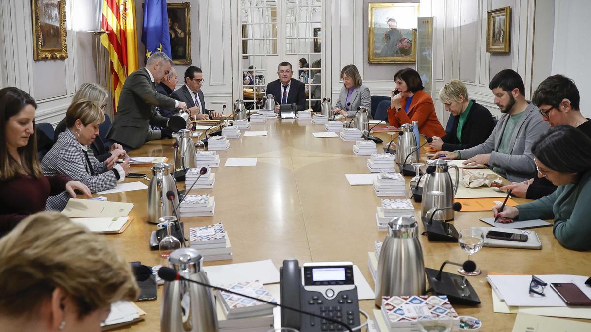 La junta de síndicas, instantes antes de la reunión de ayer en las Corts.