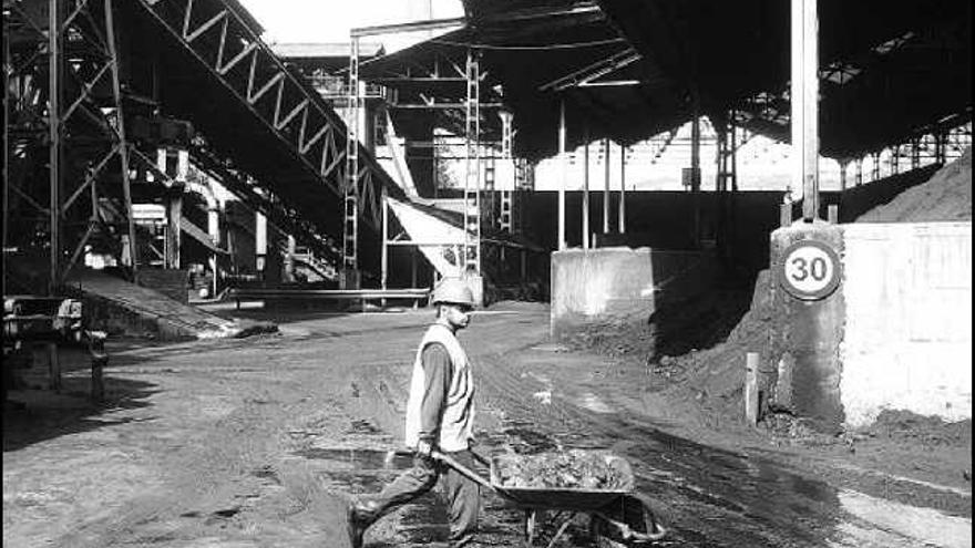 Un trabajador en Industrias Doy, junto a uno de los almacenes de hulla.