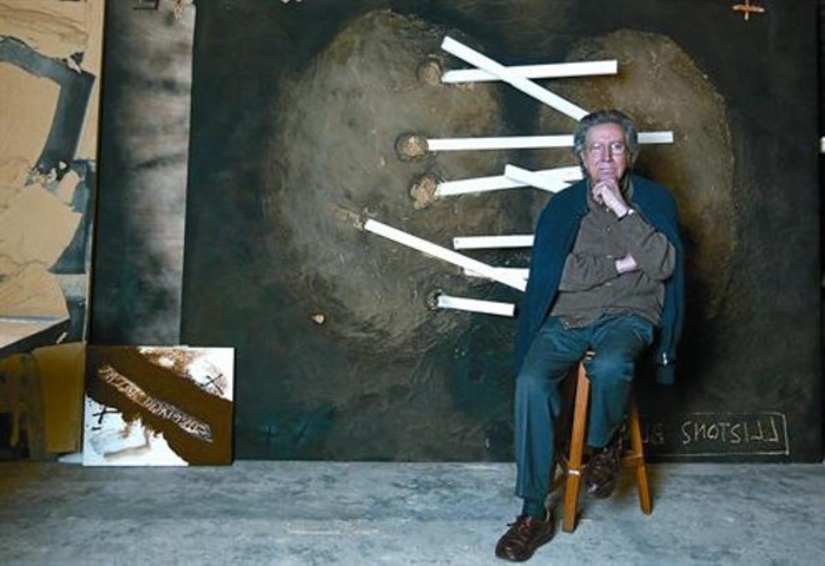 Antoni Tàpies, el gener del 2004, al seu estudi del carrer de Saragossa, de Barcelona.