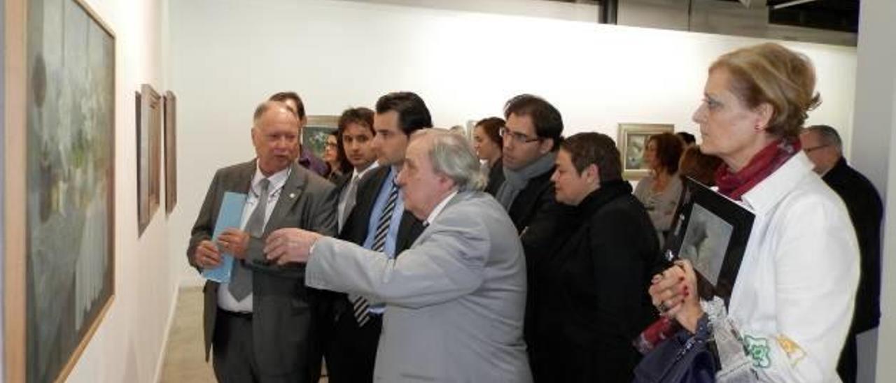 Imagen de Luis Cajal mostrando una de sus obras en la exposición antológica preparada por el Ayuntamiento en 2012.