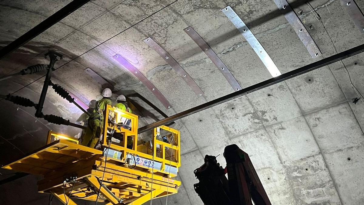 Unos operarios trabajan en el Túnel de Rubí